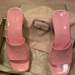 Gucci pink sandals